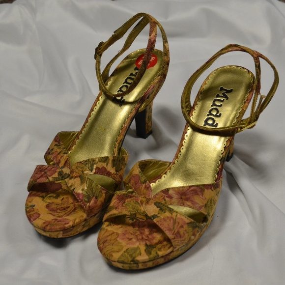 Stunning tapestry design Heels by Mudd. - Picture 4 of 5
